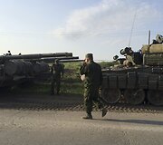 Karinis transportas ir kariai be skiriamųjų ženklų netoli Ukraino sienos