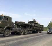 Karinis transportas ir kariai be skiriamųjų ženklų netoli Ukraino sienos