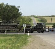 Karinis transportas ir kariai be skiriamųjų ženklų netoli Ukraino sienos