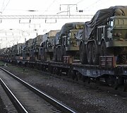 Raketų paleidimo sistemos atvykstančios į Matvejevo Kurgano miestą
