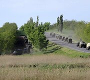 Karinis transportas ir kariai be skiriamųjų ženklų netoli Ukraino sienos