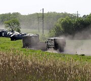 Karinis transportas ir kariai be skiriamųjų ženklų netoli Ukraino sienos