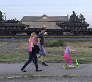 Karinė technika atvykstanti į Matvejevo Kurgano miestą