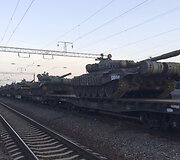 Karinė technika atvykstanti į Matvejevo Kurgano miestą