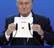 FIFA prezidentas Seppas Blatteris paskelbia Pasaulio Futbolo Čempionato 2022 m. &scaron;eimininką - Katarą