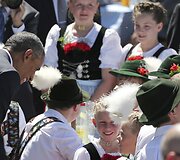 Merkel surengė Obamai liaudi&scaron;ką sutikimą su alumi ir &bdquo;umpapa&ldquo; muzika