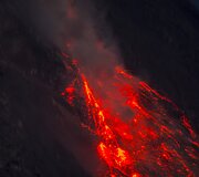 Prabudęs Sinabungo ugnikalnis Indonezijoje