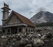 Prabudęs Sinabungo ugnikalnis Indonezijoje