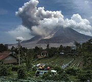 Prabudęs Sinabungo ugnikalnis Indonezijoje