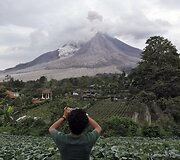 Prabudęs Sinabungo ugnikalnis Indonezijoje