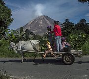 Prabudęs Sinabungo ugnikalnis Indonezijoje
