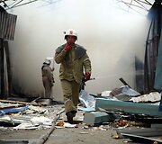 Ugniagesiai gesina gaisrą Donecke po separatistų ir Ukrainos pajėgų susi&scaron;audymo