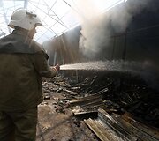 Ugniagesiai gesina gaisrą Donecke po separatistų ir Ukrainos pajėgų susi&scaron;audymo