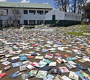 Mokyklos kieme džiovinamos knygos po to kai audros vėjas nuplė&scaron;ė bibliotekos stogą