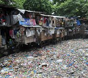 Lu&scaron;nynų namai ir jūra &scaron;iuk&scaron;lių Filipinų sostinėje Maniloje