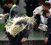 Alaus maudynės po pergalės Vokietijos futbolo taurės finale