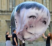 Pučiamas balionas su Angelos Merkel veidu Miunchene