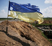 Apiplė&scaron;yta Ukrainos vėliava prie Marijankos miesto žyminti ukrainiečių kariuomenės kontroliuojamą teritoriją
