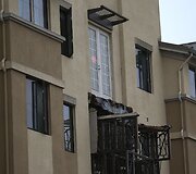 Nukritus daugiabučio balkonui žuvo &scaron;e&scaron;i studentai i&scaron; Airijos
