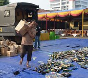 Indonezijoje sunaikinamas konfiskuotas alkoholis
