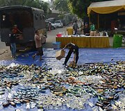 Indonezijoje sunaikinamas konfiskuotas alkoholis