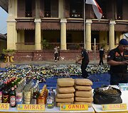 Indonezijoje sunaikinamas konfiskuotas alkoholis
