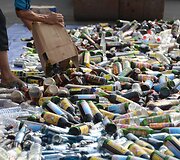 Indonezijoje sunaikinamas konfiskuotas alkoholis