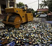 Indonezijoje sunaikinamas konfiskuotas alkoholis
