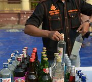 Indonezijoje sunaikinamas konfiskuotas alkoholis