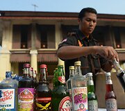 Indonezijoje sunaikinamas konfiskuotas alkoholis