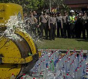 Indonezijoje sunaikinamas konfiskuotas alkoholis