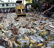 Indonezijoje sunaikinamas konfiskuotas alkoholis