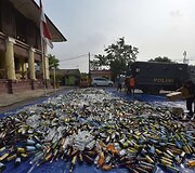 Indonezijoje sunaikinamas konfiskuotas alkoholis