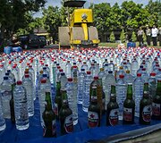 Indonezijoje sunaikinamas konfiskuotas alkoholis
