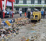 Indonezijoje sunaikinamas konfiskuotas alkoholis