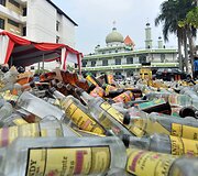 Indonezijoje sunaikinamas konfiskuotas alkoholis