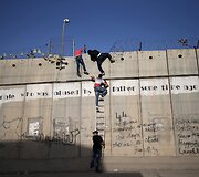 Jaunuoliai i&scaron; Palestinos bando patekti į mečetę Izraelyje Ramadano pamaldoms