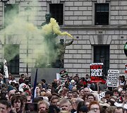 Britai protestuoja prie&scaron; konservatorių planuojamas taupymo priemones