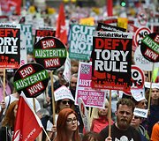 Britai protestuoja prie&scaron; konservatorių planuojamas taupymo priemones