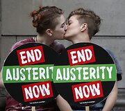 Britai protestuoja prie&scaron; konservatorių planuojamas taupymo priemones