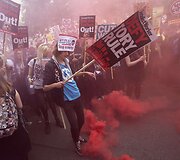 Britai protestuoja prie&scaron; konservatorių planuojamas taupymo priemones