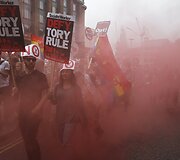 Britai protestuoja prie&scaron; konservatorių planuojamas taupymo priemones