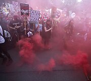 Britai protestuoja prie&scaron; konservatorių planuojamas taupymo priemones