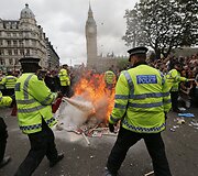 Britai protestuoja prie&scaron; konservatorių planuojamas taupymo priemones
