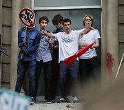 Britai protestuoja prie&scaron; konservatorių planuojamas taupymo priemones