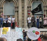 Britai protestuoja prie&scaron; konservatorių planuojamas taupymo priemones