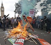 Britai protestuoja prie&scaron; konservatorių planuojamas taupymo priemones
