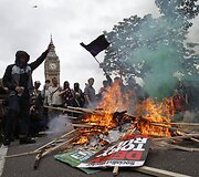 Britai protestuoja prie&scaron; konservatorių planuojamas taupymo priemones