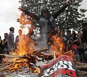 Britai protestuoja prie&scaron; konservatorių planuojamas taupymo priemones
