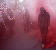 Britai protestuoja prie&scaron; konservatorių planuojamas taupymo priemones